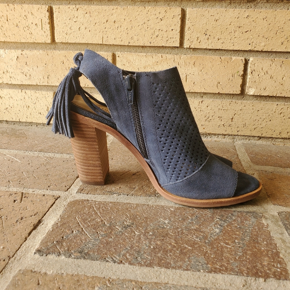 GIANNI BINI Leather/Suede Tasseled Blocked Heel Ankle Booties - LIKE NEW!